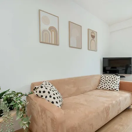 Scandinavian Style In Near Centre By Renters דירה גדינייה